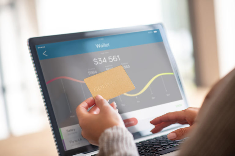 Close Up Of Woman Checking Balance Of Bank Account Online Quero Montar Uma Empresa - Nogap Expert